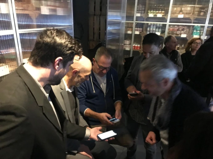 Prestation dans un bar a Martigues magie sur les smartphones